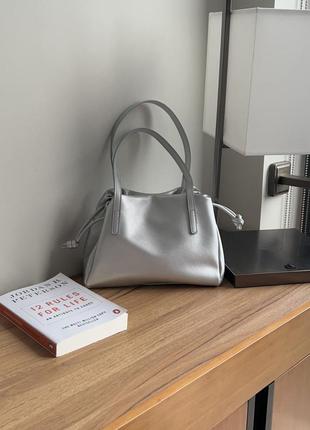 Сумка женская мешок, вместительная сумочка с затяжками серебристая