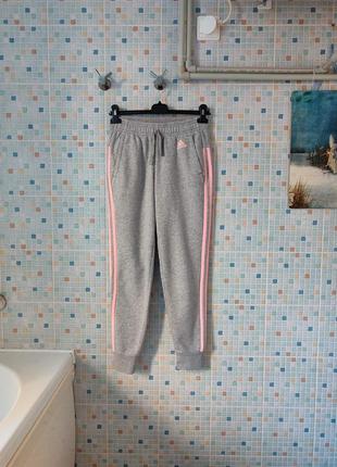 Спортивные штаны adidas.