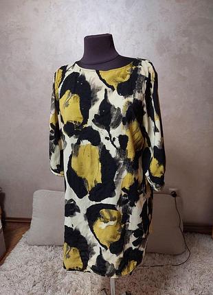 Платье с узорами и камушками