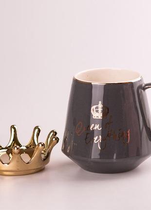 Чашка керамічна 400 мл queen of everything з кришкою та ложкою сірий2 фото