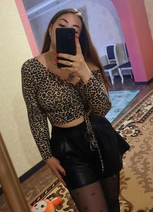 Топ лео со спущенным плечом