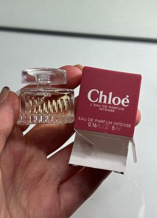 Chloe intense eau de parfum — квітковий деревний аромат із нотами троянди, малини, кедра та м'якого кашмерану, мініатюра, 5 мл;