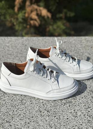 Кроссовки женские