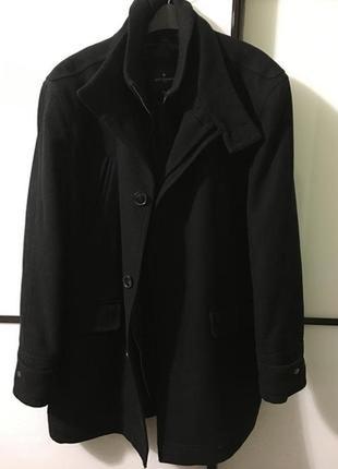 Стильне демісезонне чоловіче пальто