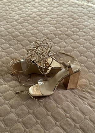 Жіночі босоніжки з завʼязками