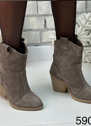 Жіночі черевики казаки