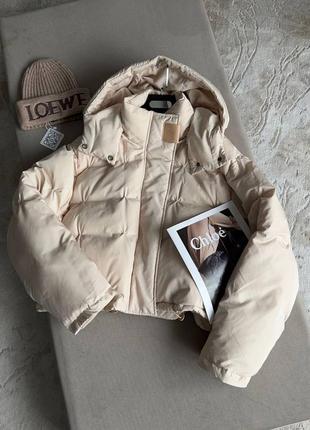 Куртка пуховик под loewe укороченная айвори кремовая с воротником и капюшоном на кнопках объемная