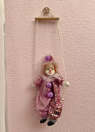 Коллекционный клоун на скалы качели в розовом, декор на стену