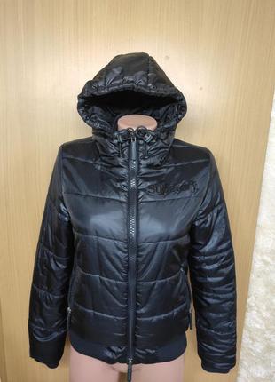 Чорна спортивна коротка куртка з капюшоном пуховик superdry