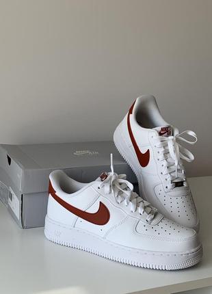 Оригинальні кросівки nike air force 1 ‘07 white/rugger orange blanc/orange brut dd8959-1152 фото