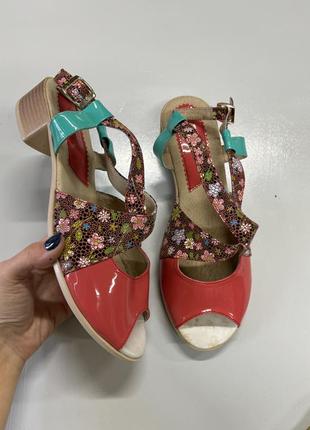 Кожаные яркие босоножки jota в цветы