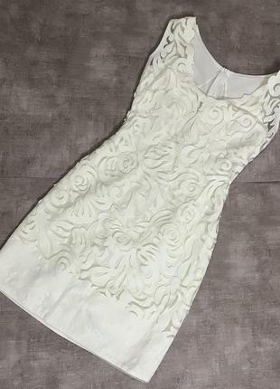 Женское платье белого цвета в очень хорошем состоянии