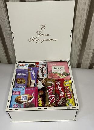 Жіночий подарунковий бокс в дерев'яній коробці з чаєм та солодощями на день народження