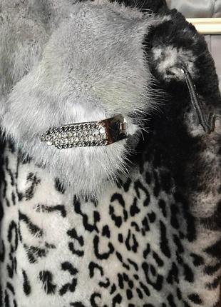 Шуба из натурального мутона с голубой серебряной норкой леопард