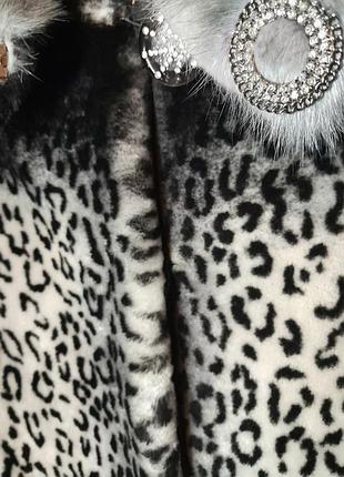 Шуба из натурального мутона с голубой серебряной норкой леопард