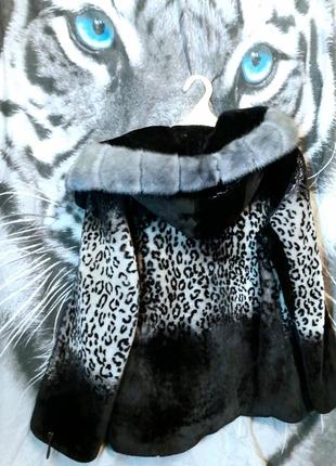 Шуба из натурального мутона с голубой серебряной норкой леопард