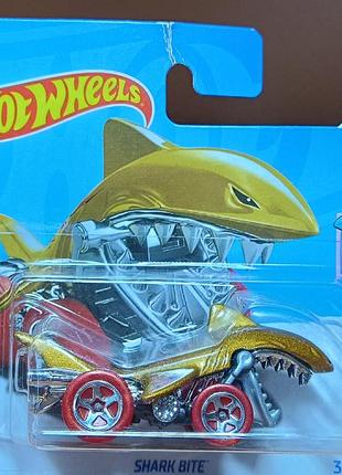 Коллекционная машинка hot wheels shark bite
