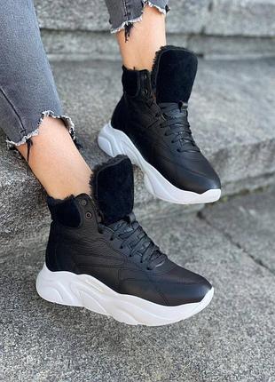 Стильные зимние кроссовки из натуральной кожи чёрного цвета с натуральным мехом