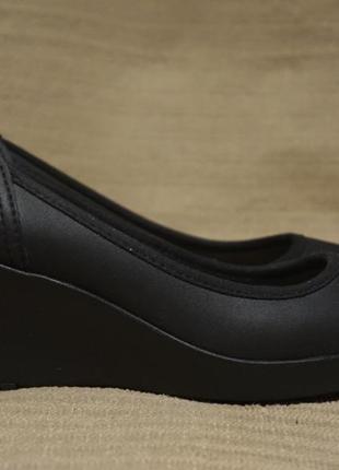 Фирменные темно-серые туфельки - лодочки на высокой танкетке crocs w 8. ( 25 см.)