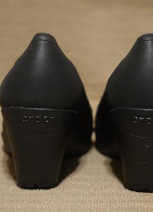 Фирменные темно-серые туфельки - лодочки на высокой танкетке crocs w 8. ( 25 см.)9 фото