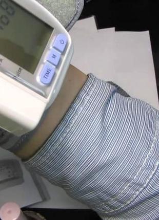 Зап'ястковий тонометр blood pressure <unk> автоматичний прилад для вимірювання артеріального тиску на зап'ястку4 фото