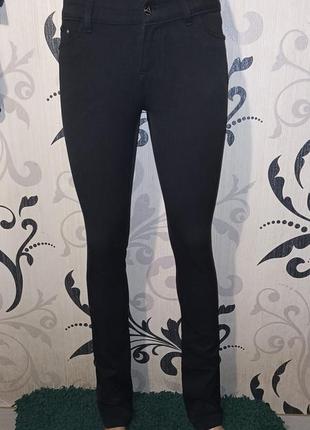 Черные джинсы скини