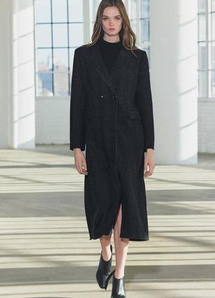 Довге пальто біля ялинки zw collection