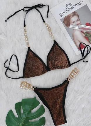 Стильный коричневый купальник бикини с украшениями.