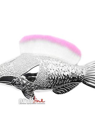 Щетка-сметка для удаления пыли с ногтевой пластины рыбка №1 серебристая с бело-розовым плавником