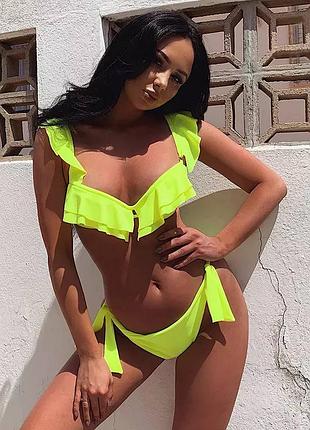 Купальник с плотной чашкой и рюшей впереди.