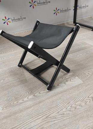 Підставка для сумки на чорних металевих ніжках