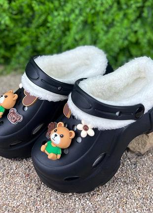 Женские кроксы утепленные на платформе с джибитсами черные