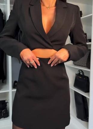 Елегантна та вічна модна сукня-піджак
