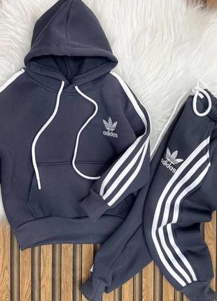 Спортивний костюм від бренду adidas