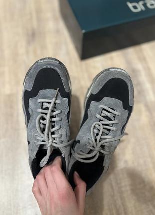 Кросівки утеплені сіро-чорного кольору,розмір 37, нові,дуже легенькі,теплі та зручні,23,5 см