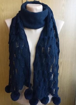 Ажурний жіночий шарф з бубонами.