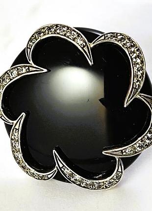 Необычное серебряное кольцо с черной шпинелью.