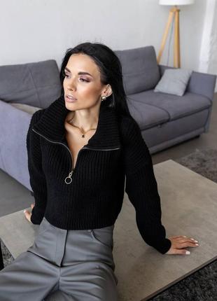 Укороченный мягкий свитер с молнией черный