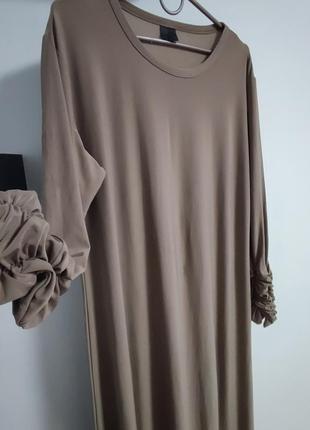Довге бежеве плаття
