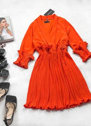 Яскрава сукня prettylittlething з низом пліссе та модними рюшами