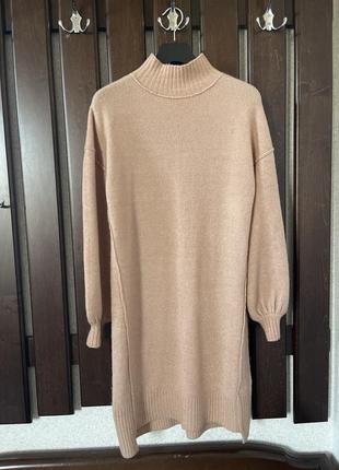 Теплое платье пудрового цвета с широкими рукавами