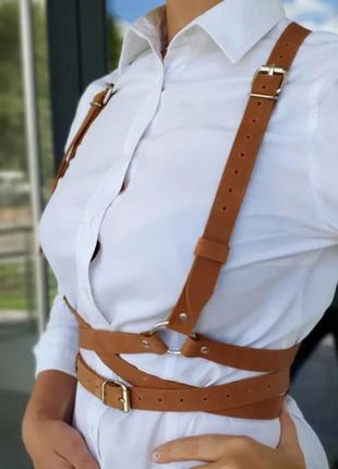 Портупея, коричневий колір, регулюється шлейками.