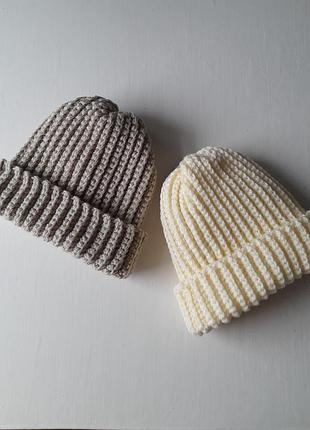 Шапки в'язані з підворотом бежевого, кремового кольору