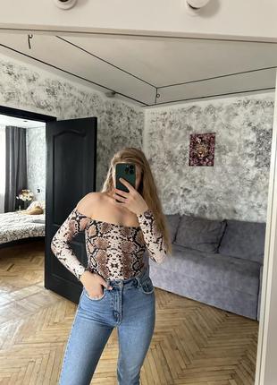 Крутой боди с открытыми плечами