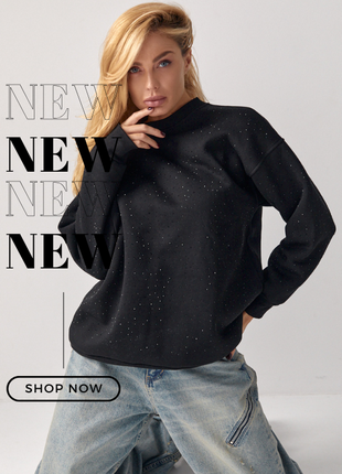 Блестящий утепленный свитшот украшен термостразами