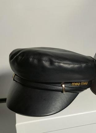 Картуз с козырьком в стиле miu miu
