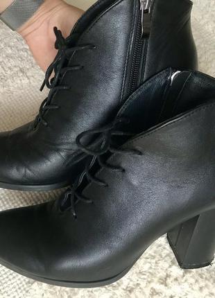 Черевики на каблуку