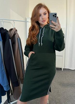 Теплое платье на флисе с капюшоном с боковыми лампасами с манжетами на рукавах с карманом кенгуру с боковыми разрезами снизу