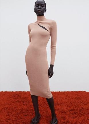 Сукня в персиковому кольорі з вирізом