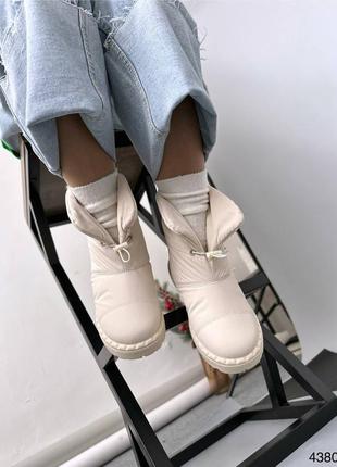 Зимові жіночі черевики - дутики молочного кольору теплі на хутрі